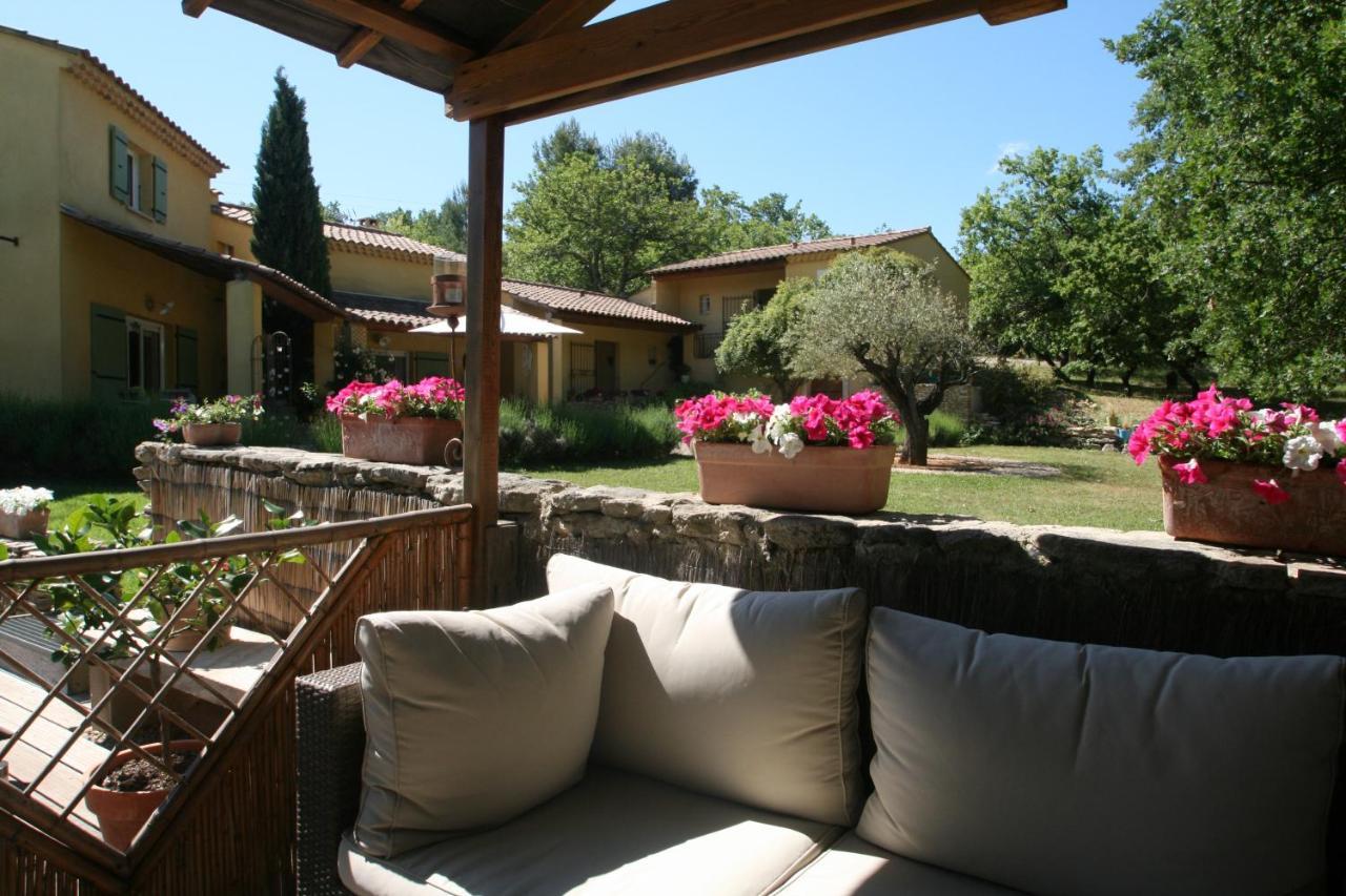 Le Mas Des Pierres Blanches Bed & Breakfast Venasque Exterior photo