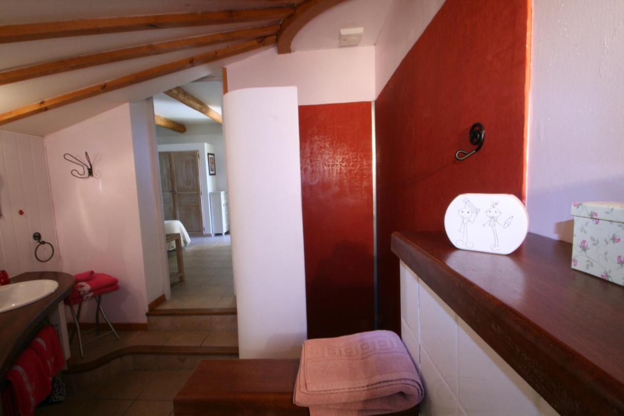Le Mas Des Pierres Blanches Bed & Breakfast Venasque Exterior photo