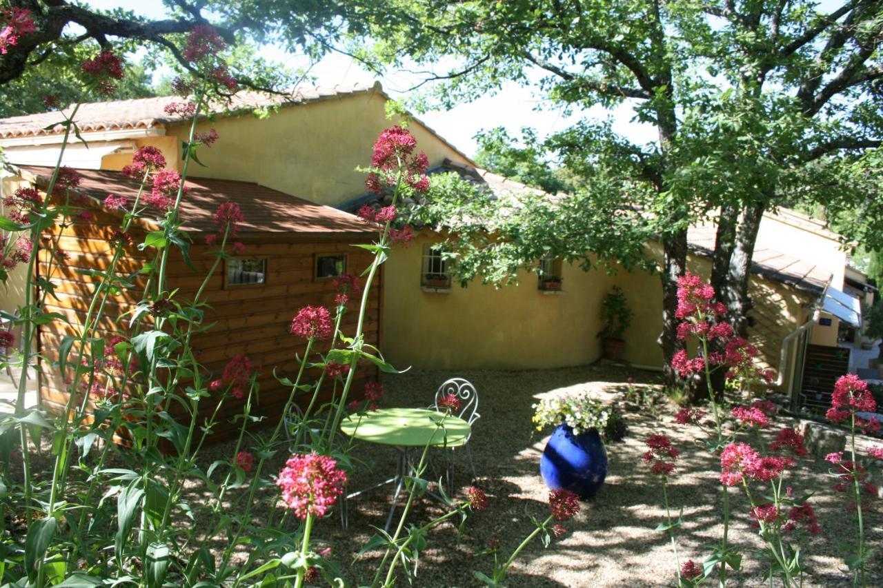Le Mas Des Pierres Blanches Bed & Breakfast Venasque Exterior photo